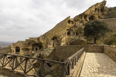 Gürcistan 'daki David Gareja' daki manastır kompleksinin manzarası taştan bir dağlık alana oyulmuş.