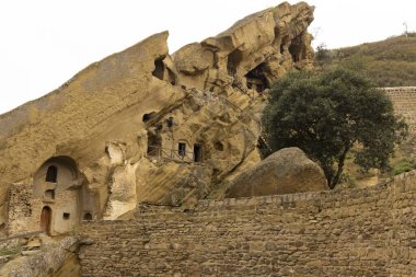 Gürcistan 'daki David Gareja' daki manastır kompleksinin manzarası taştan bir dağlık alana oyulmuş.