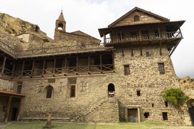 David Gareja manastır kompleksi Gürcistan ve Azerbaycan sınırındaki taş dağlara oyulmuş antik dini yerleşim yeri