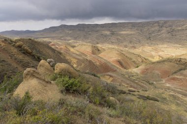 Gürcistan 'ın doğusundaki Kakhti bölgesinin kuru otlakları ve Azerbaycan sınırındaki kumtaşı dağlarıyla Steppe manzarası