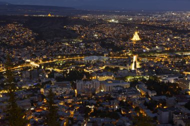 Gün batımından hemen sonra Tiflis 'in panoramik manzarası sokak ışıklarıyla aydınlandı ve kiliseler yapay aydınlanmayla aydınlatıldı. 