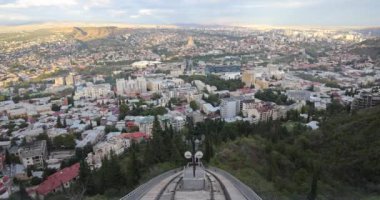 Tiflis 'in başkenti Gürcistan' da alacakaranlıkta turistler için kablo ile ufuk çizgisi ulaşımıyla Funicular turnesi