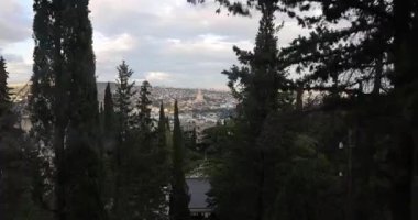 Tiflis 'in başkenti Gürcistan' da alacakaranlıkta turistler için kablo ile ufuk çizgisi ulaşımıyla Funicular turnesi