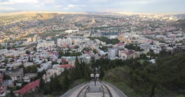 Seilbahnfahrt Durch Tiflis Hauptstadt Georgiens Der Abenddämmerung Mit Skyline Transport — Stockvideo