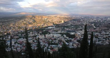 Gürcistan 'ın Tiflis şehrinin yüksek açılı zaman çizelgesi sabahtan akşama mavi saatte şehir manzarası