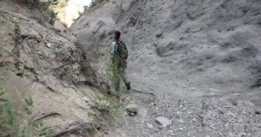 Gürcistan 'daki Vashlovani Milli Parkı' nda dik uçurumların olduğu vadide yürüyüş yapan genç bir kadın. 