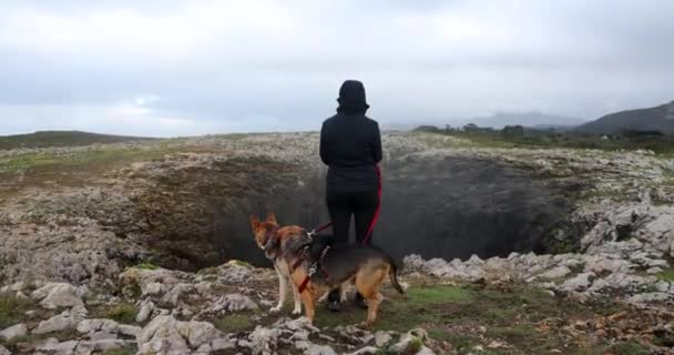 Молодая Женщина Двумя Собаками Bufones Pria Blowhole Испании Атлантическом Побережье — стоковое видео