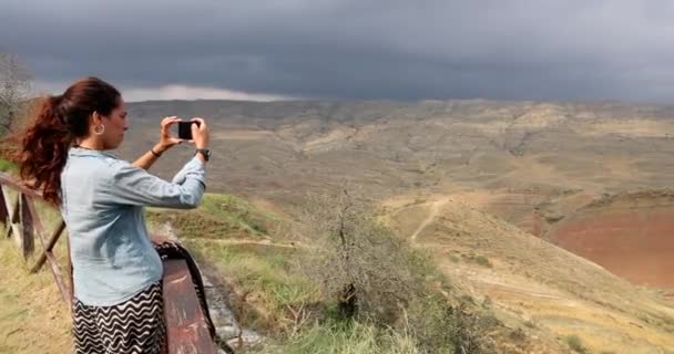 Attraktive Junge Frau Sightseeing Georgien Kacheti Region Mit Trockenen Sandsteinhügeln — Stockvideo