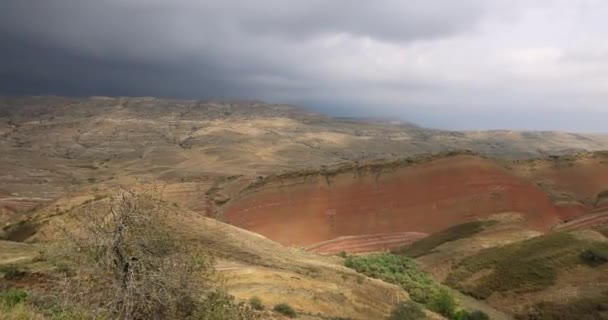Attraktive Junge Frau Sightseeing Georgien Kacheti Region Mit Trockenen Sandsteinhügeln — Stockvideo