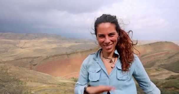 Atraktivní Mladá Žena Poznávací Gruzii Kakheti Regionu Suchým Pískovcem Kopce — Stock video