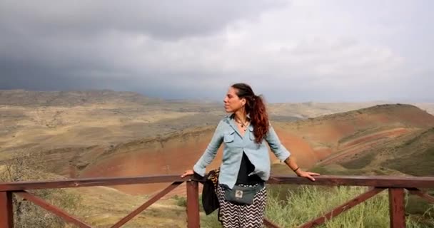 Atractivo Turismo Mujer Joven Región Georgia Kakheti Con Colinas Arenisca — Vídeos de Stock