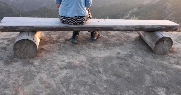 格鲁吉亚瓦什洛瓦尼国家公园的一位年轻女子坐在山顶上的长椅上 日落时分在笔记本上写字 — 图库视频影像