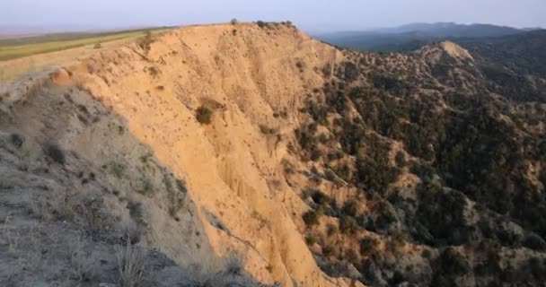 Молода Жінка Сидить Лавці Над Пагорбами Пишучи Блокноті Національному Парку — стокове відео
