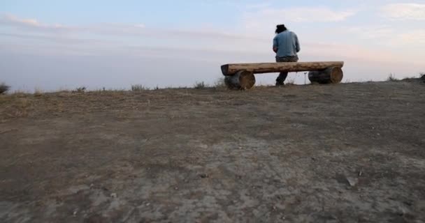 Νεαρή Γυναίκα Κάθεται Στον Πάγκο Πάνω Από Λόφους Γράφοντας Στο — Αρχείο Βίντεο