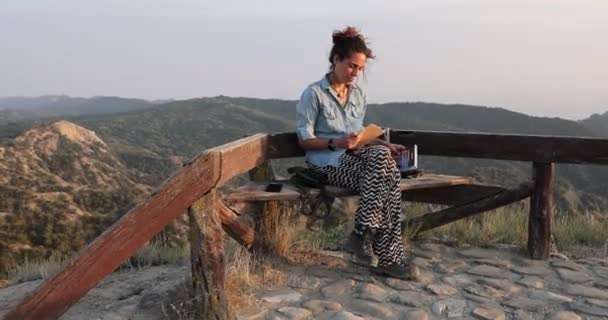 Молодая Женщина Сидящая Скамейке Блокноте Национальном Парке Вашловани Грузии Закате — стоковое видео