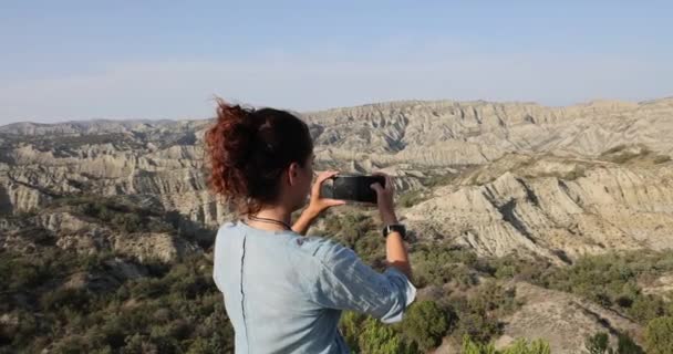 ジョージアのヴァシュラヴァーニャ国立公園で 晴れた日の視点から観光する若い女性 — ストック動画