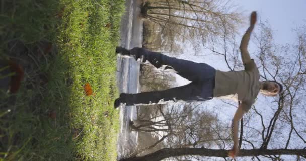 Vidéo Verticale Jeune Homme Forme Maigre Faisant Exercice Dans Parc — Video
