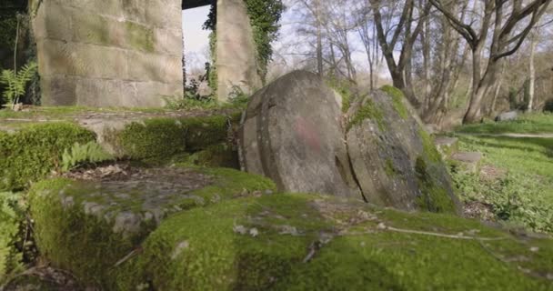 Antiguo Equipo Agrícola Oxidado Abandonado Junto Campo Con Jardín Atardecer — Vídeos de Stock