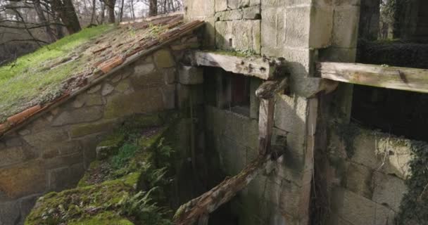 Παλιός Εγκαταλελειμμένος Σκουριασμένος Αγροτικός Εξοπλισμός Δίπλα Στο Χωράφι Κήπο Ηλιοβασίλεμα — Αρχείο Βίντεο