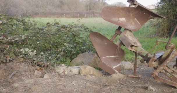 Eski Paslı Tarım Ekipmanları Gün Batımında Bahçeli Tarlanın Yanında — Stok video
