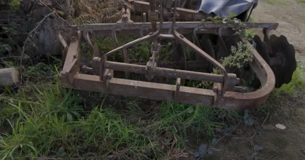 Staré Opuštěné Rezavé Zemědělské Vybavení Vedle Pole Zahradou Při Západu — Stock video