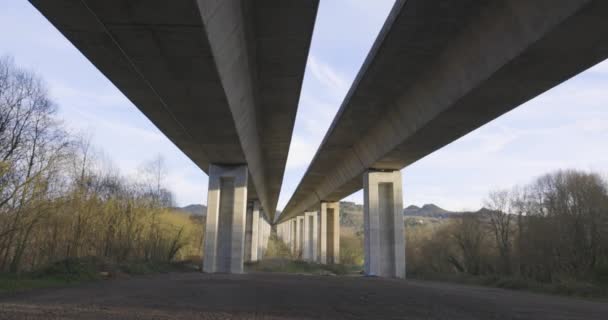 Snelwegbrug Onderdoorgang Structuur Met Betonnen Zuilen Een Blauwe Hemel Achtergrond — Stockvideo