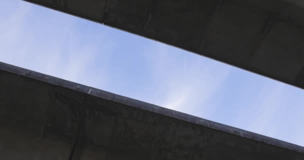 Ponte Autostradale Struttura Sottopassaggio Con Colonne Cemento Sfondo Cielo Blu — Video Stock