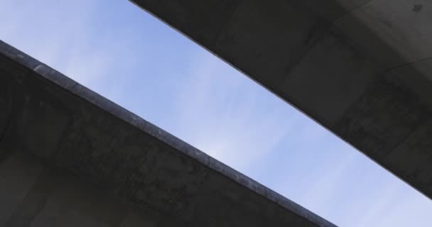 햇빛이있는 배경에 콘크리트 기둥이있는 고속도로 — 비디오