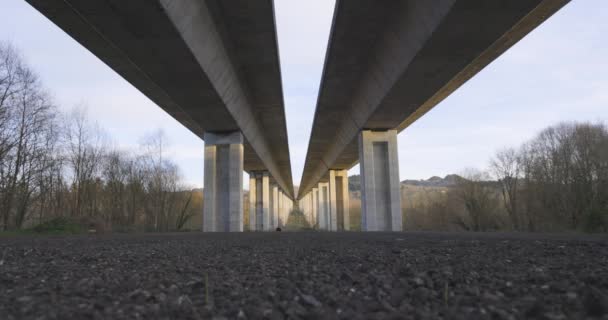 Snelwegbrug Onderdoorgang Structuur Met Betonnen Zuilen Een Blauwe Hemel Achtergrond — Stockvideo