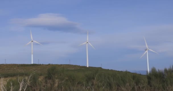Szélturbinafarm Hegytetőn Villamos Energiát Termel Egy Napsütéses Napon Tiszta Kék — Stock videók