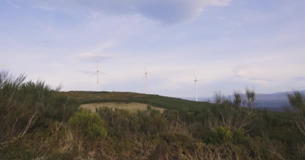 Farma Turbin Wiatrowych Szczycie Góry Produkująca Energię Elektryczną Wirującą Słoneczny — Wideo stockowe