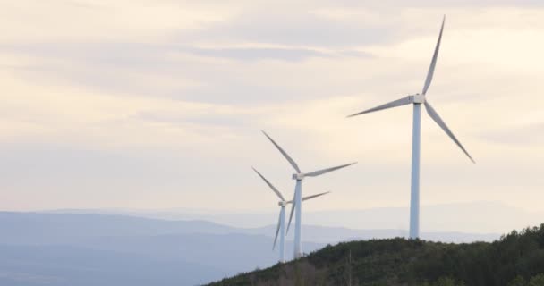 Rüzgâr Türbini Çiftliği Dağın Tepesinde Elektrik Üretiyor Açık Mavi Gökyüzü — Stok video