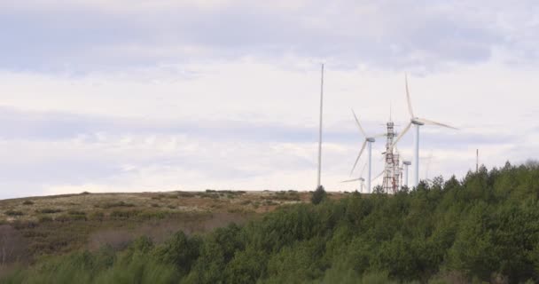 Rüzgâr Türbini Çiftliği Dağın Tepesinde Elektrik Üretiyor Açık Mavi Gökyüzü — Stok video
