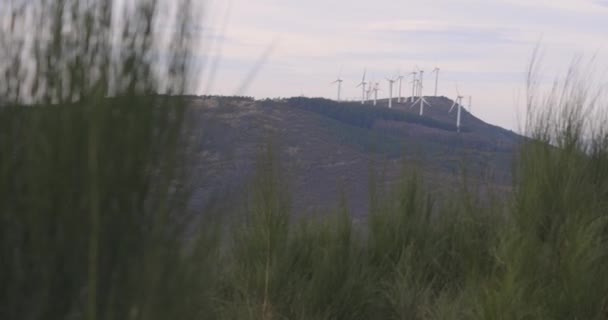 Ferma Turbine Eoliene Vârful Muntelui Producând Energie Electrică Care Învârte — Videoclip de stoc