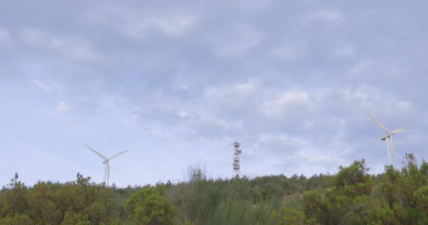 Ферма Ветряных Турбин Вершине Горы Производит Электричество Вращающееся Солнечный День — стоковое видео