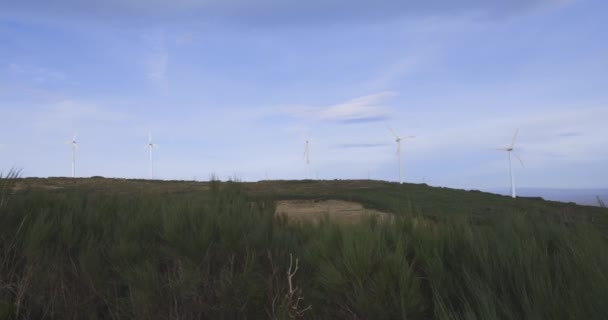 蓝天背景下发电用风力涡轮机的旋转 — 图库视频影像