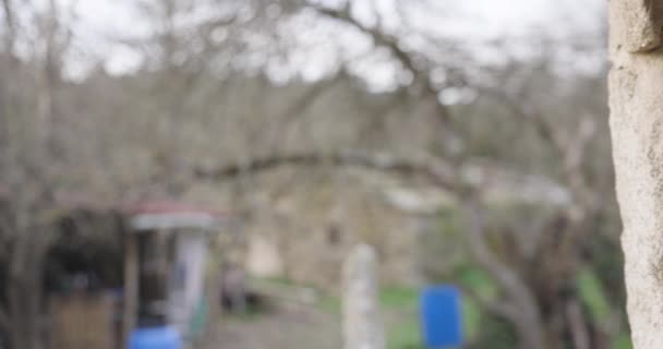 Маленький Металлический Колокол Крупным Планом Висит Каменной Стене Снаружи Дома — стоковое видео