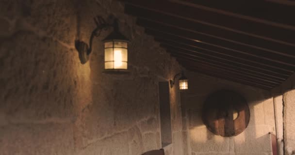Kamienny Balkon Zewnątrz Starego Domu Zapaloną Lampą Wiszącą Ścianie Zachodzie — Wideo stockowe