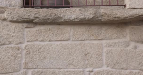 Μεταλλική Κατσαρόλα Δοχείο Παλιό Πέτρινο Μπαλκόνι Της Αρχαίας Βίλας Σπίτι — Αρχείο Βίντεο