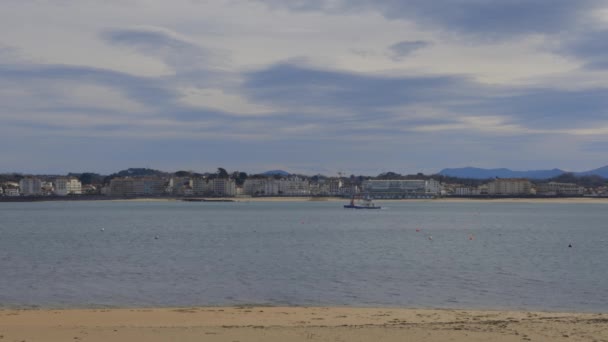 晴れた日のバックグラウンドで町とフランスの海岸の聖ジャン マルク湾で海に行く釣りボート — ストック動画