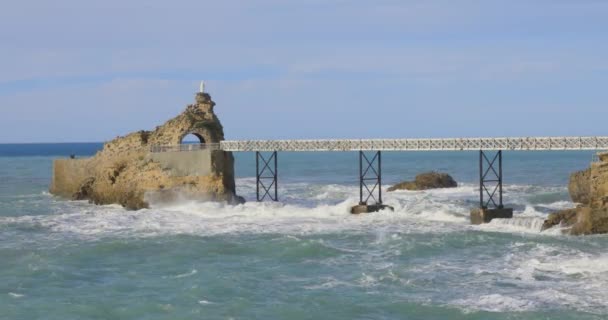 Καθιέρωση Του Rocher Vierge Στο Biarritz Στις Γαλλικές Ακτές Του — Αρχείο Βίντεο