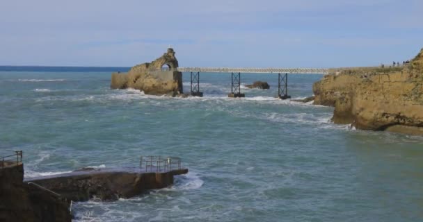Καθιέρωση Του Rocher Vierge Στο Biarritz Στις Γαλλικές Ακτές Του — Αρχείο Βίντεο