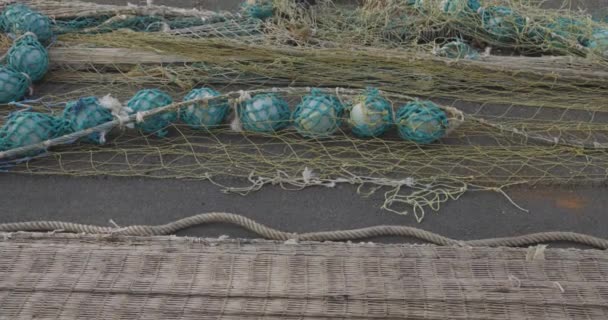 尼龙海上渔网在港口地面路面上晒干 — 图库视频影像