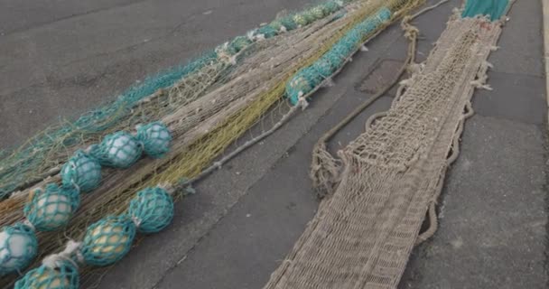Θαλάσσια Δίχτυα Αλιείας Νάιλον Που Στεγνώνουν Στο Πεζοδρόμιο Στο Λιμάνι — Αρχείο Βίντεο