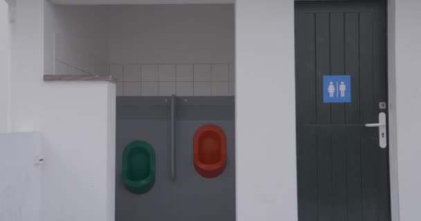 Toilettes Publiques Toilettes Urinoir Entrée Dans Rue Sans Personne — Video
