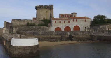 Socoa Kalesi 'nin Fransa' nın Atlantik kıyısındaki Saint Jean de luz Körfezi 'nde çekilmesi.