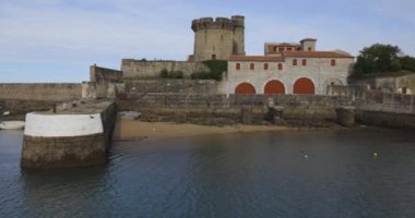 Socoa Kalesi 'nin Fransa' nın Atlantik kıyısındaki Saint Jean de luz Körfezi 'nde çekilmesi.