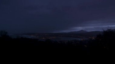 İspanya 'da Hondarribia' nın zaman çizelgesini hazırlamak Fransa sınırında panoramik bir manzara bulutlu bir sabahta gün doğumunda yağmur yağarken.
