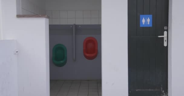 Громадський Туалет Вхід Вбиральню Вулиці Людей — стокове відео