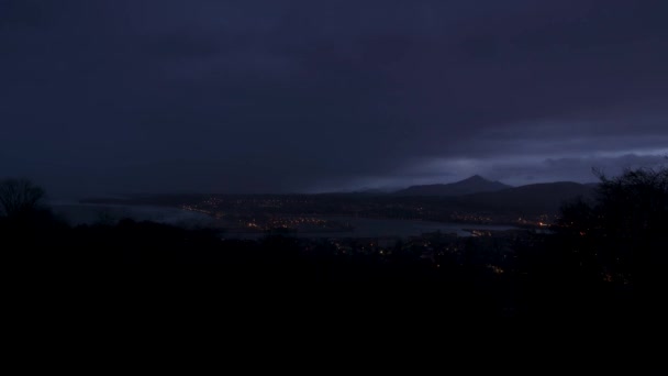 在一个多云的早晨 日出时下着雨 在法国边境的西班牙纵观全景 — 图库视频影像
